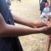 Se laver les mains pour aider à prévenir la propagation du choléra.